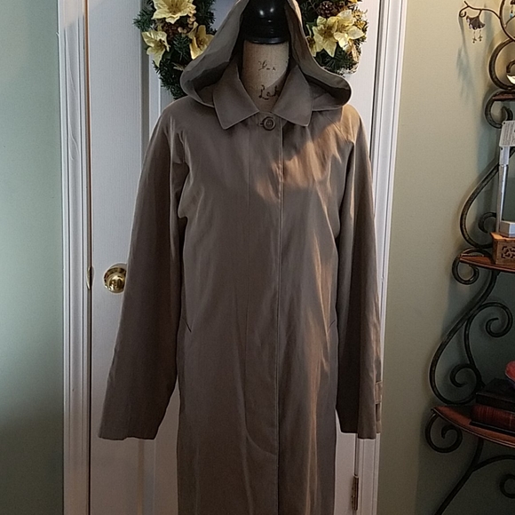 London Fog Jackets & Blazers - ⬇️💲London Fog Coat with removable hood